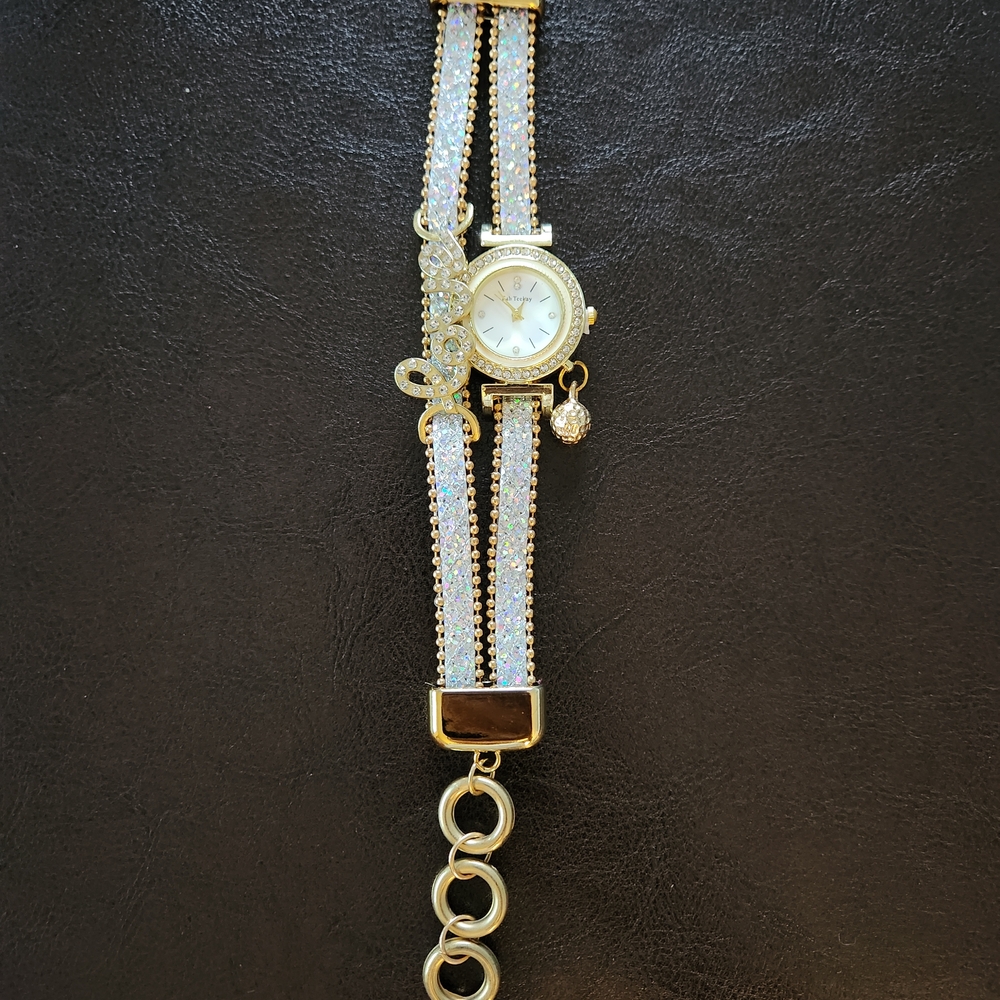 Luxurious Gold Women's Watch with Crystal Straps